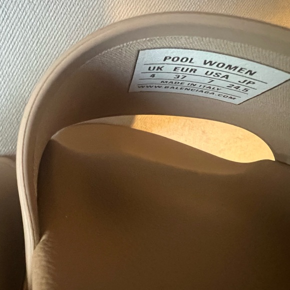 BALENCIAGA WOMEN'S POOL SLIDE SANDAL IN BEIGE SIZE 37 - Picture 6 of 6